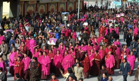 Tibet : des moines manifestent à Lhassa devant des journalistes étrangers